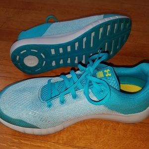 Under Armour Sneakers Girls Size 6Y